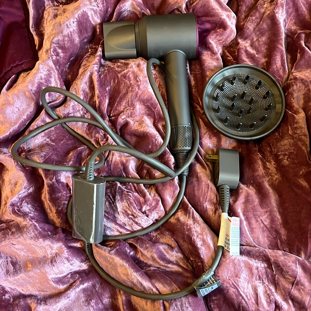 Dyson hairdryer with style and diffuser attachments